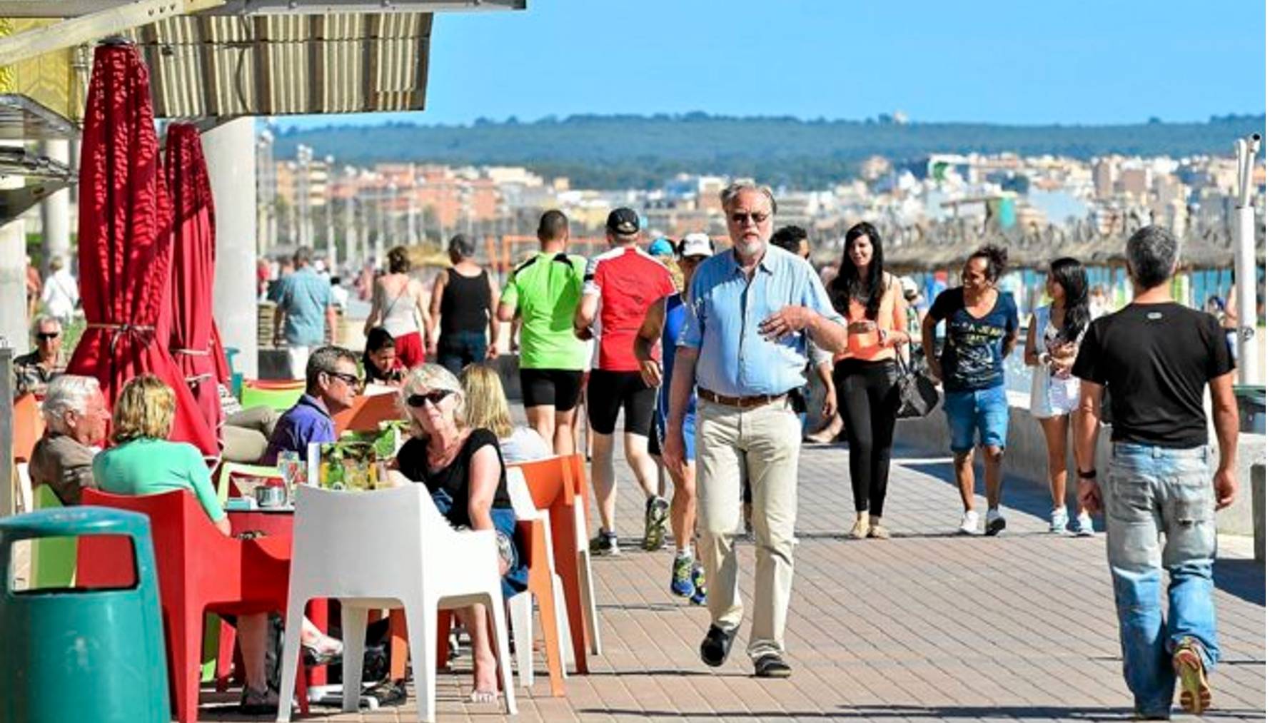 Turistas en la Playa de Palma.