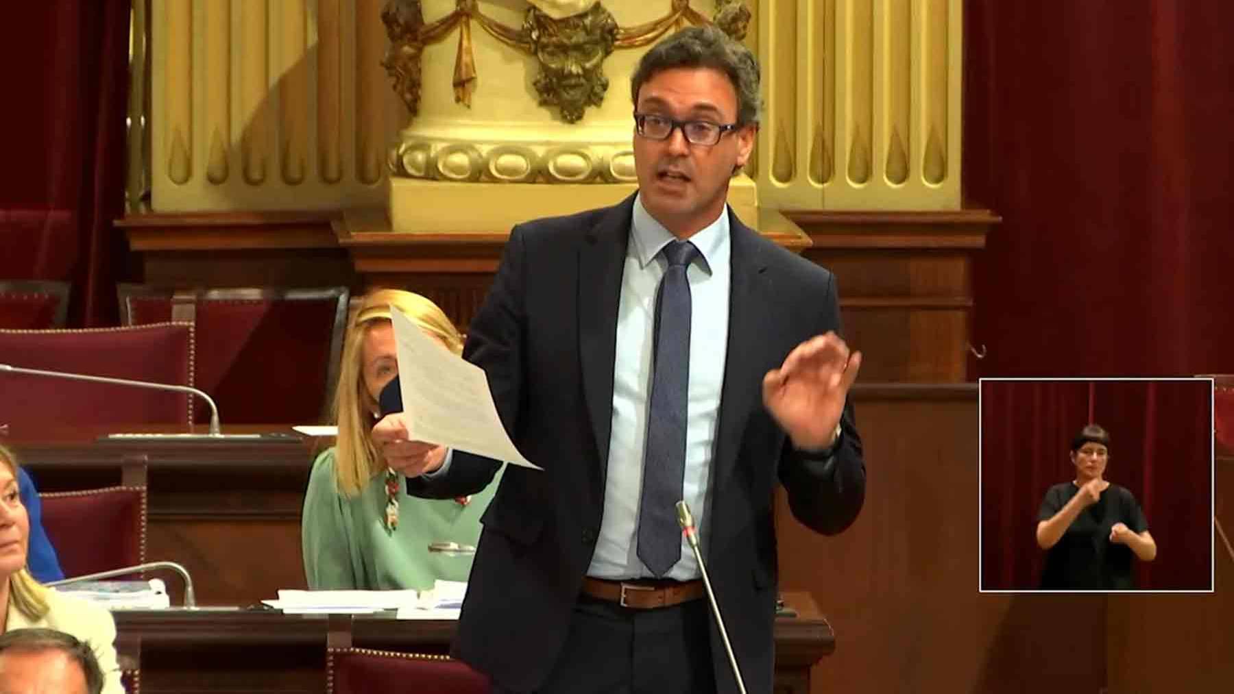El portavoz del PP, Toni Costa, durante su intervención en el Parlament en el debate sobre sanidad.