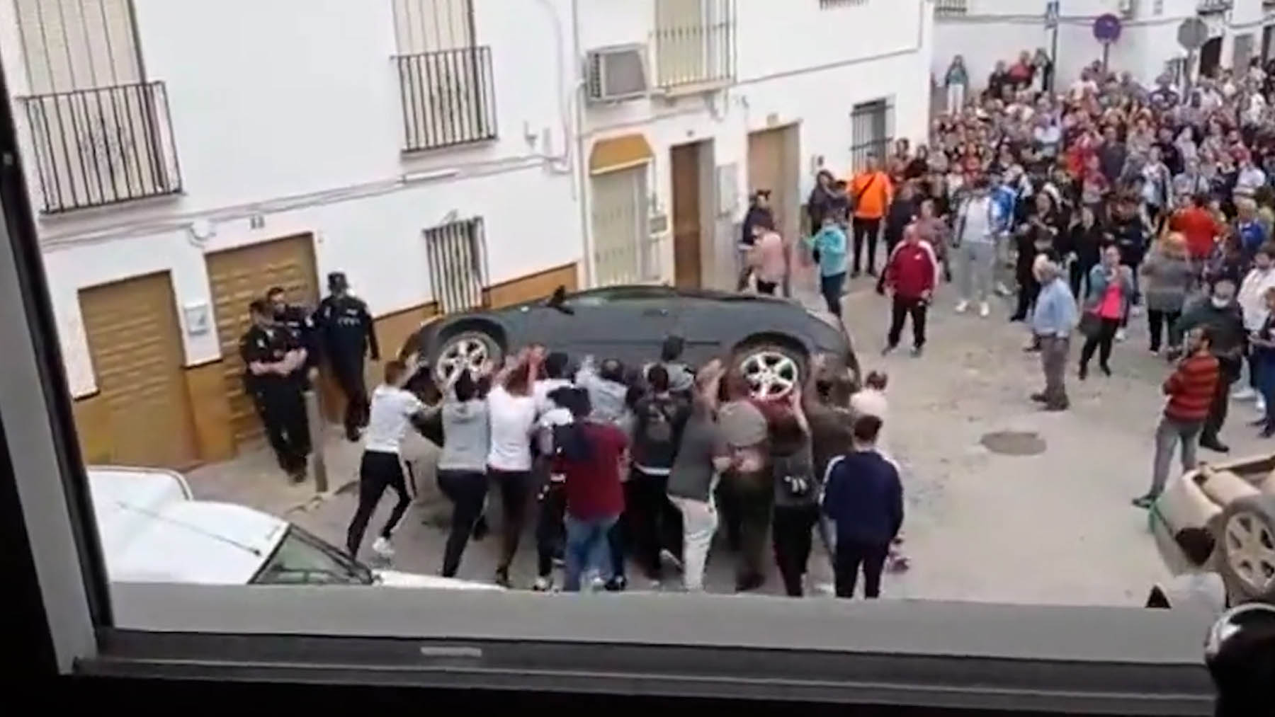 Vecinos de Casariche (Sevilla) vuelcan coches de ladrones tras una oleada de robos en el pueblo.