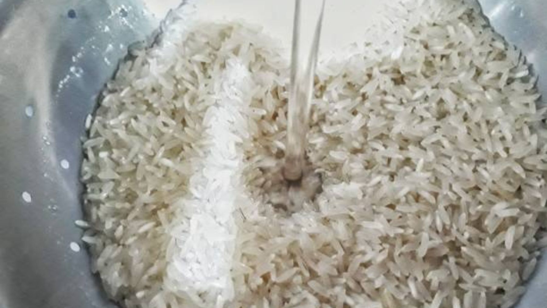 Descubre el error a evitar con el arroz antes de cocinarlo