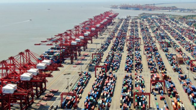 El colapso en el puerto de Shanghái marca récord: Los contenedores ya tardan 100 días en llegar a España