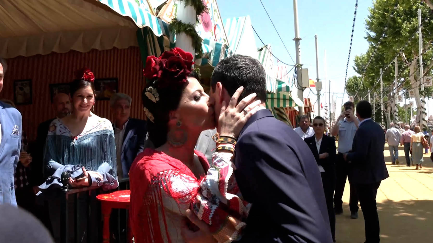 El cariñoso saludo entre Moreno y Olona en la Feria de Sevilla: «Me sienta muy bien Andalucía»