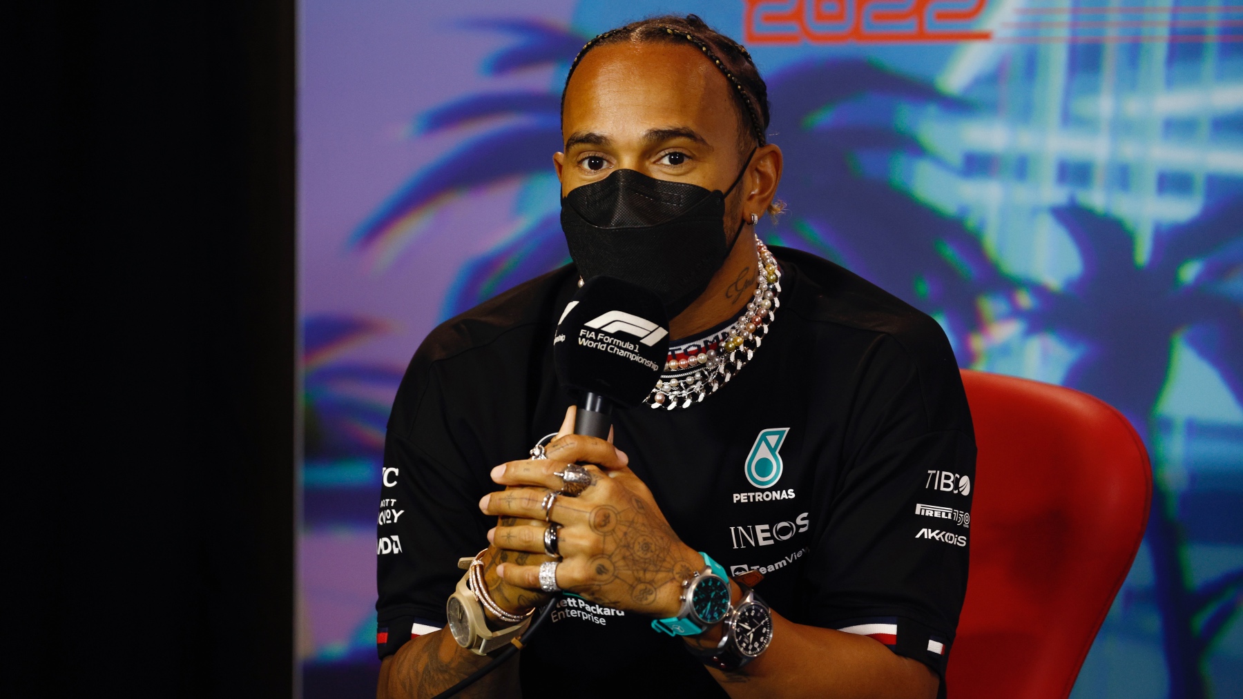 Lewis Hamilton, durante la rueda de prensa del Gran Premio de Miami con sus numerosas joyas. (Getty)