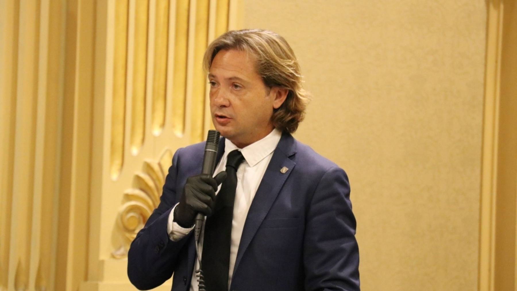 El líder de Vox, Jorge Campos, en el Parlament.