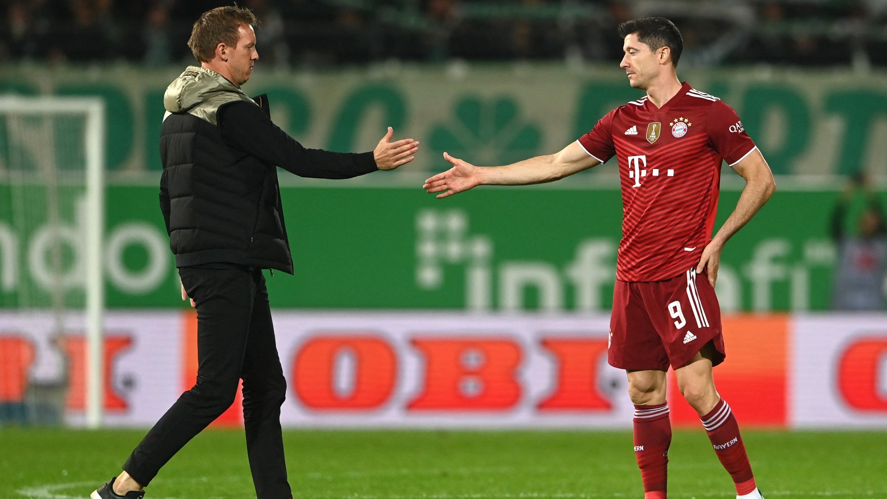 Entrenador y jugador se saludan tras un partido del Bayern. (AFP)