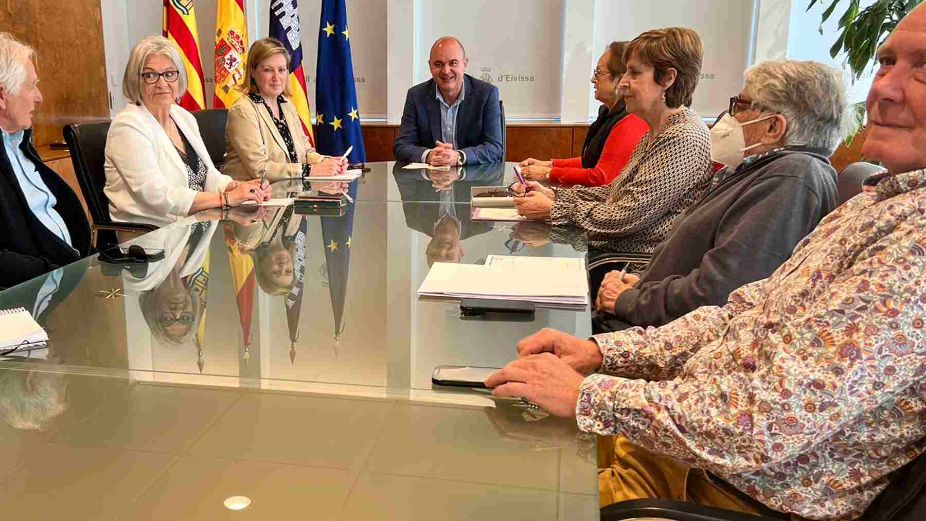 El presidente del Consell de Ibiza, Vicent Marí, con los representantes de las entidades que luchan contra el cáncer.