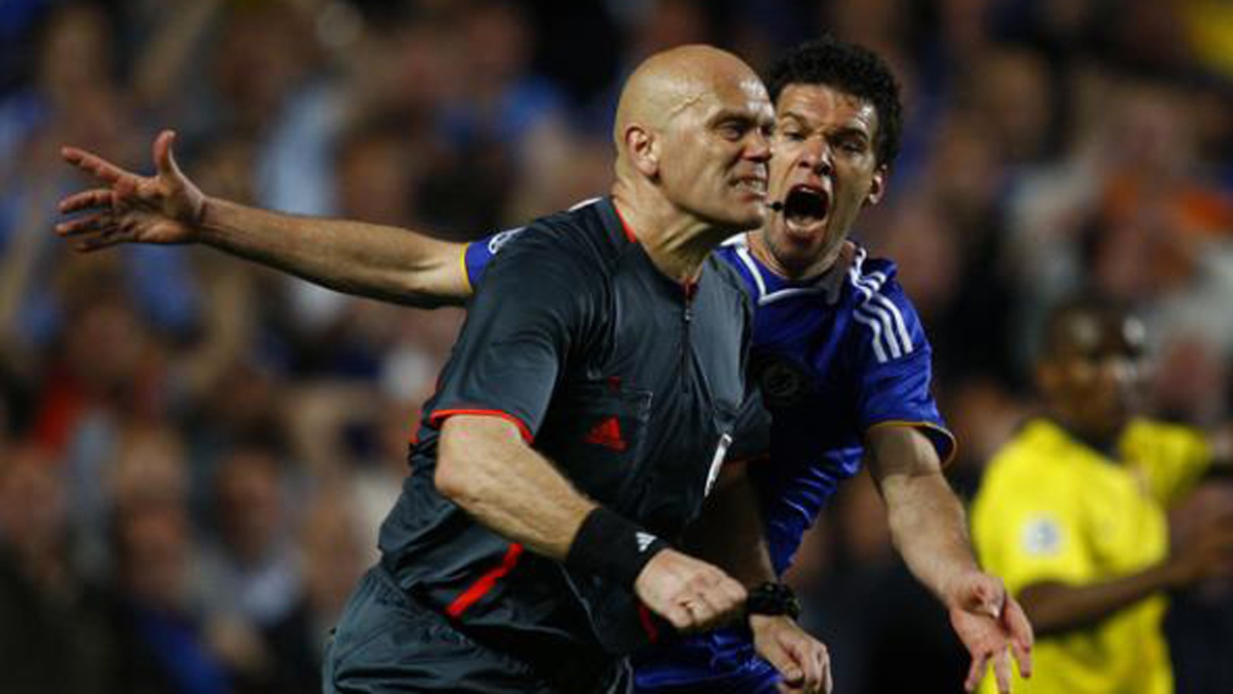 Ovrebo y Ballack, durante aquel Chelsea-Barcelona de 2009.