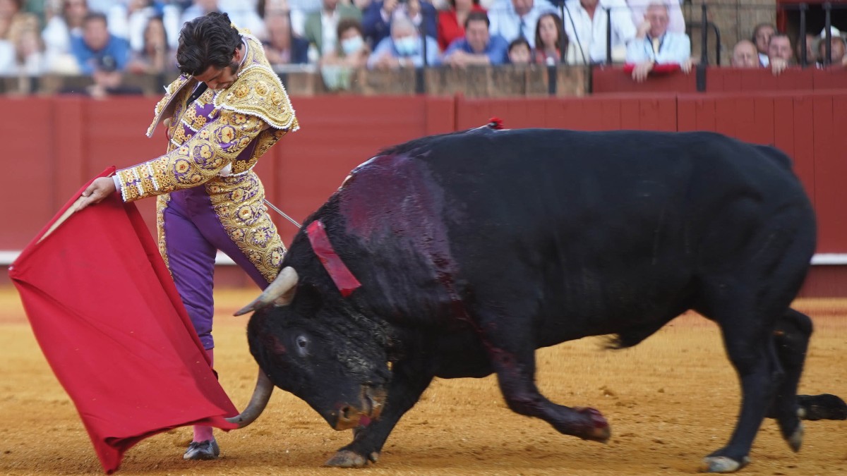 El torero Morante de la Puebla, con la muleta a su segundo toro.