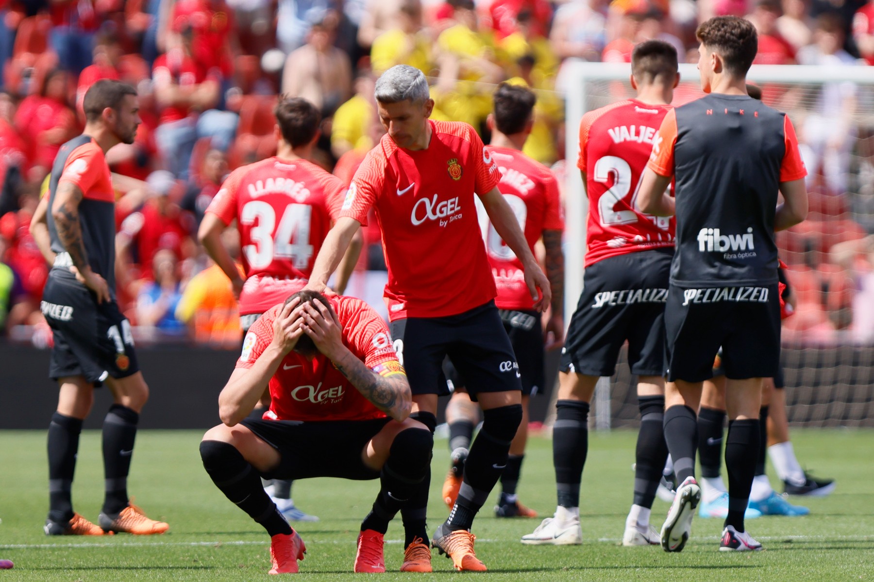 Salva Sevilla consolando a sus compañeros tras el partido de hoy