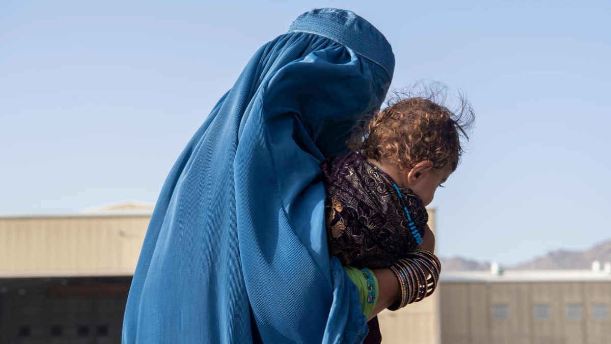 Una mujer con burka durante la evacuación de Kabul en agosto de 2021.
