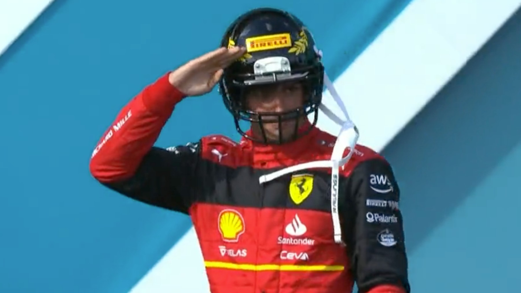 Carlos Sainz saluda desde el podio de Miami.