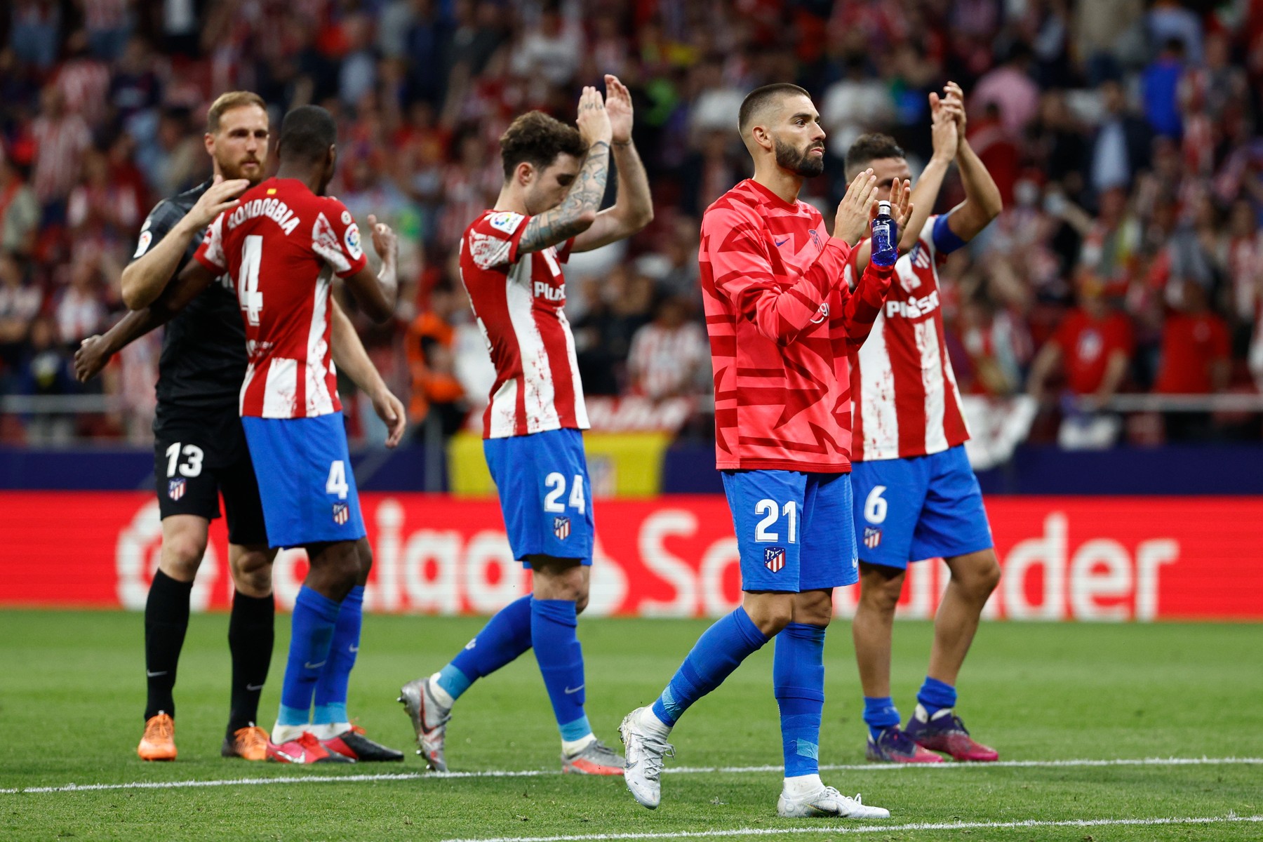 Los jugadores aplauden a la afición tras la victoria ante el Real Madrid