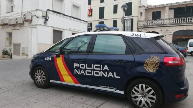 Un coche de la Policía Nacional en el centro urbano de Mahón.