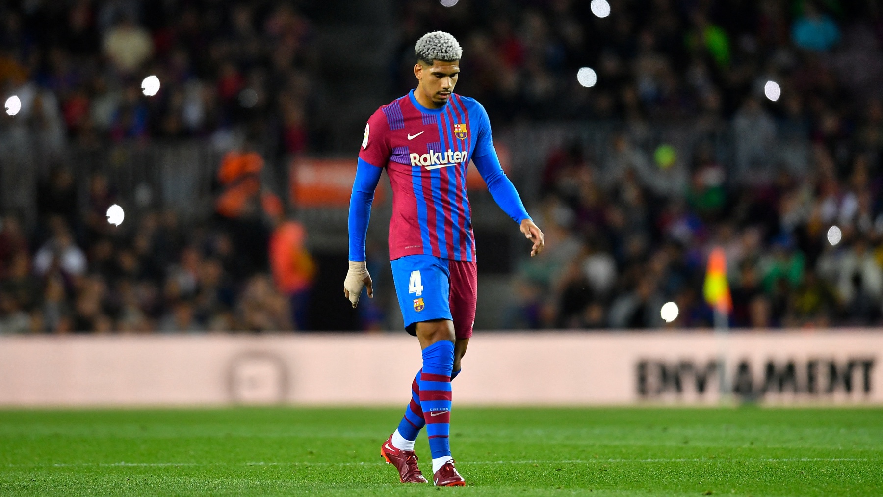 Ronald Araujo, en un partido con el Barcelona. (AFP)