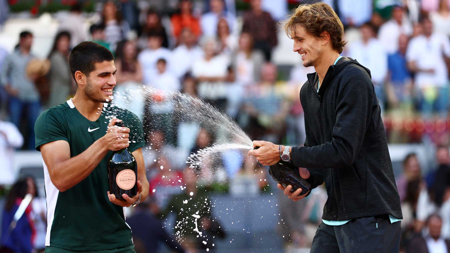 Alcaraz y Zverev, en la ceremonia de entrega de trofeos del Mutua Madrid Open (Getty)