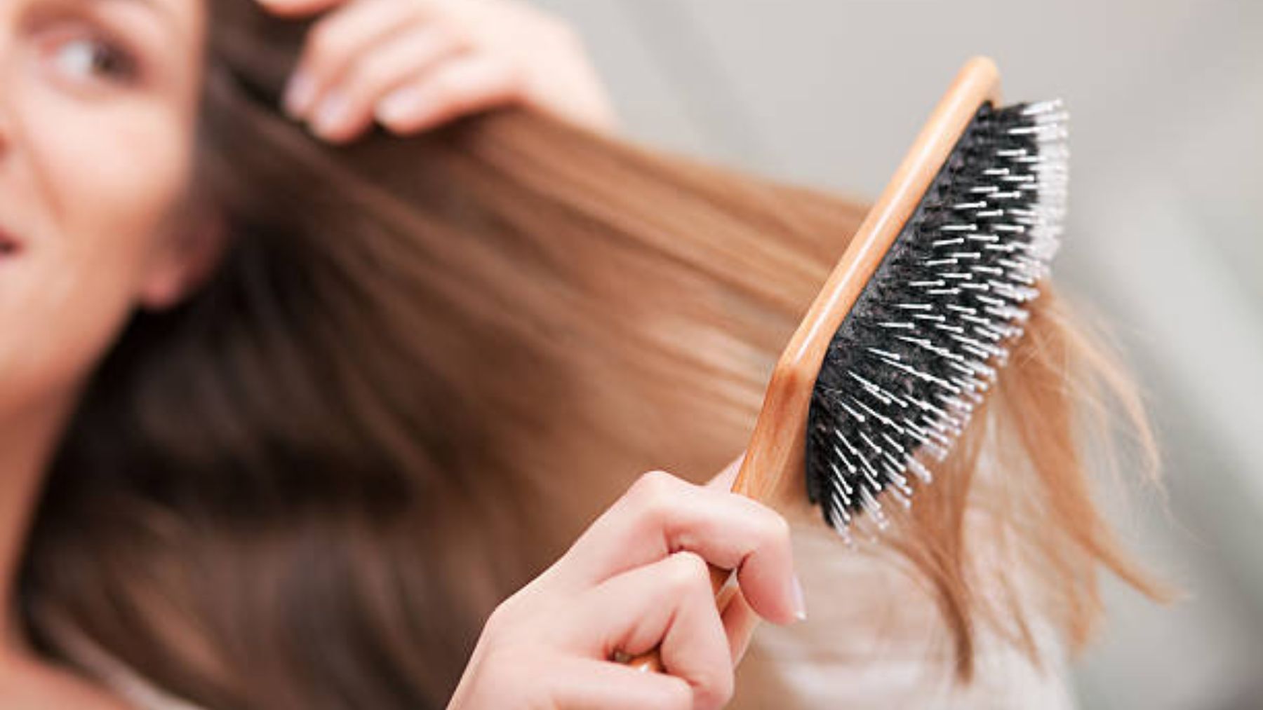 Descubre cómo evitar las puntas abiertas a través del peinado