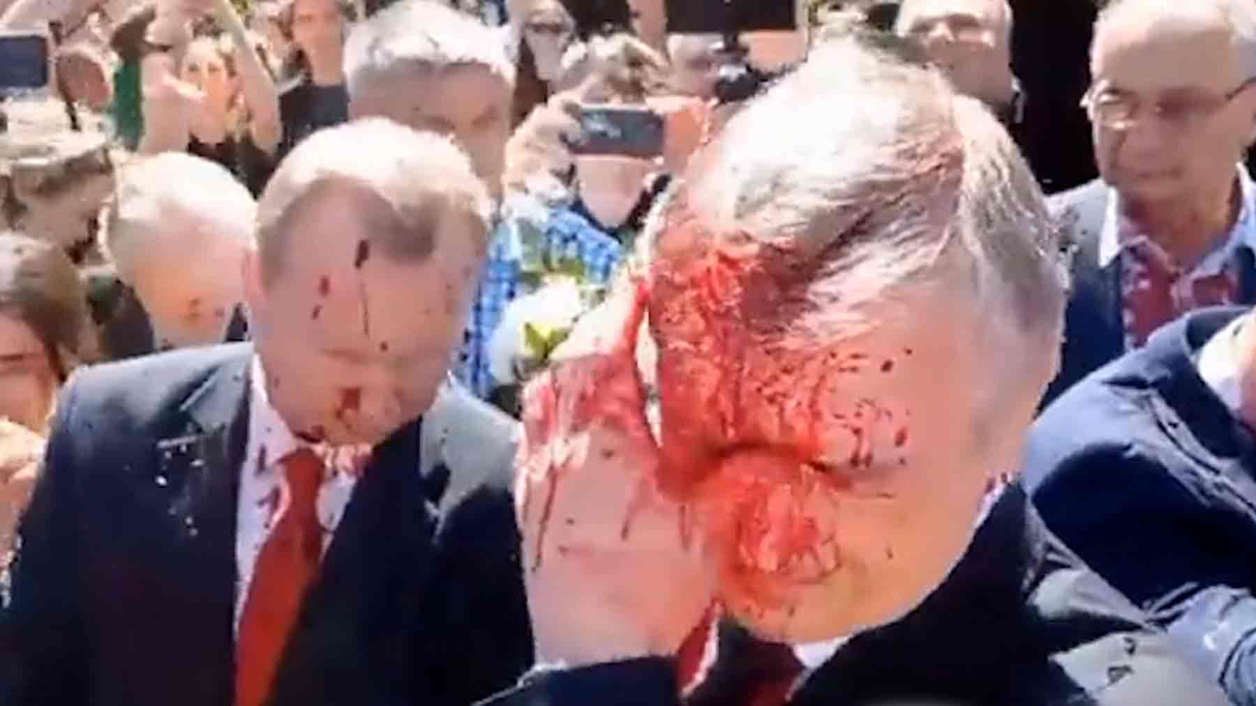 Cubren de pintura roja al embajador de Rusia en Polonia durante un acto por la victoria sobre los nazis