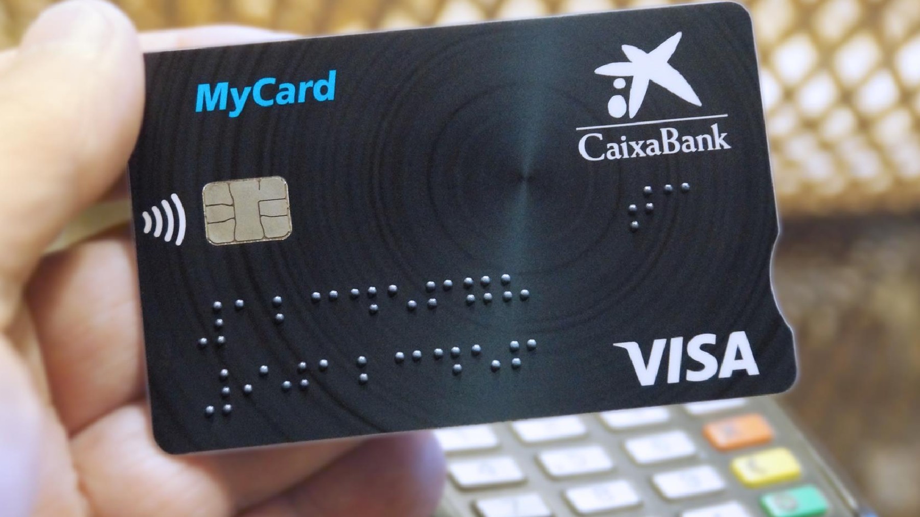 Visa de CaixaBank con sistema braille