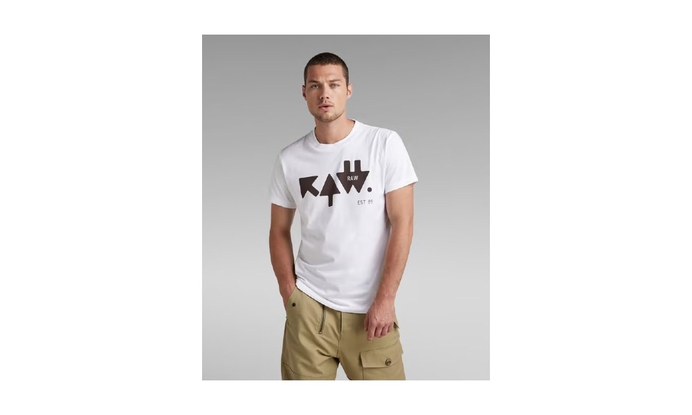 Modelo con camiseta Raw Arrow
