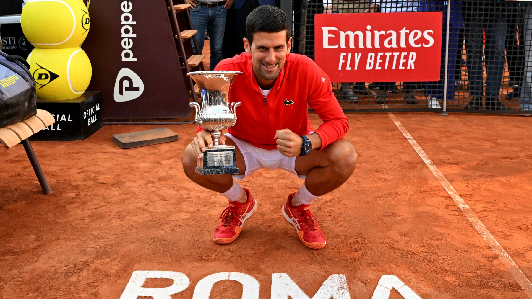 Djokovic, con el título del Masters 1000 de Roma de la temporada pasada. (AFP)