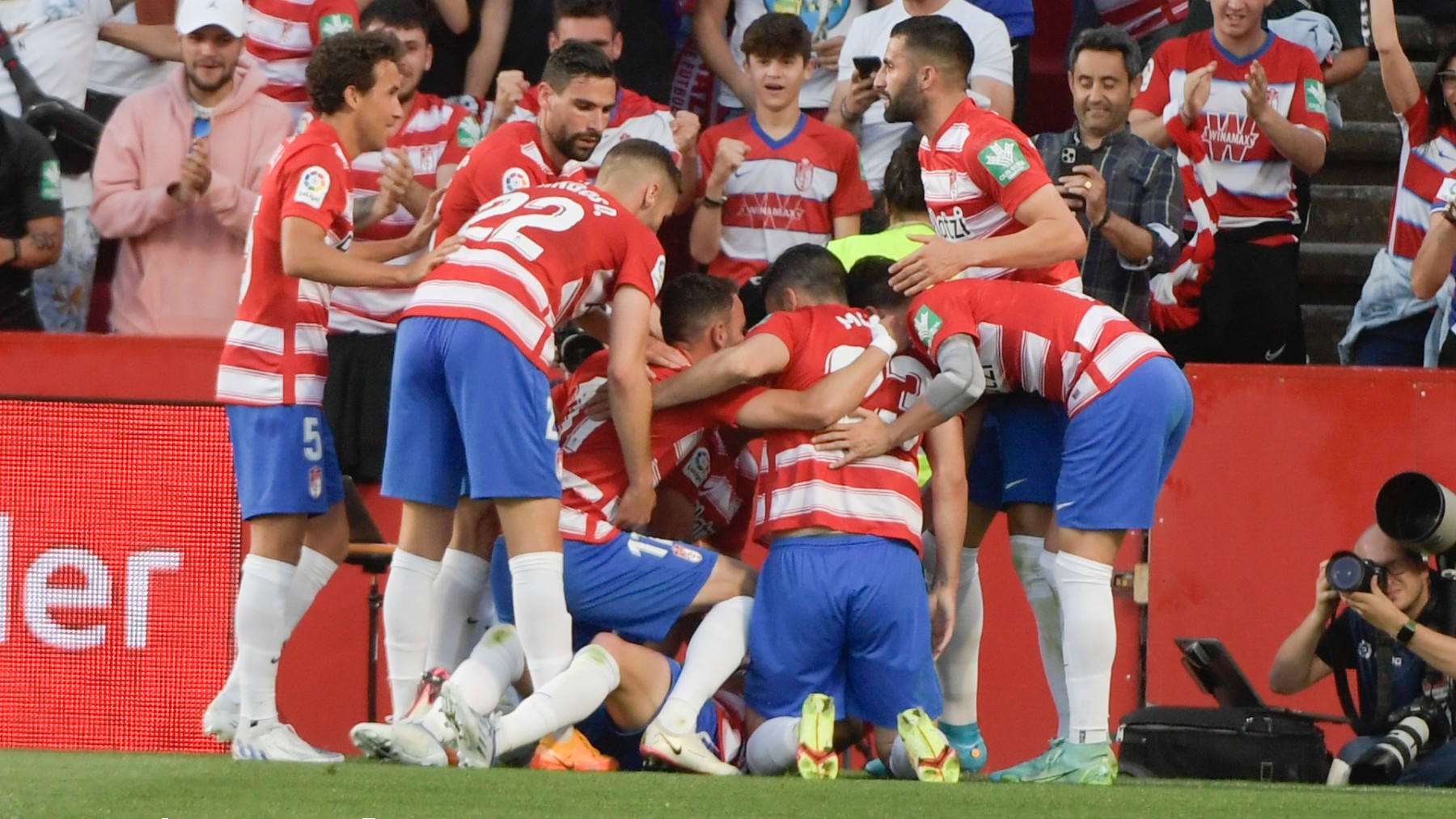 Los jugadores del Granada celebran el gol ante el Athletic. (EFE)