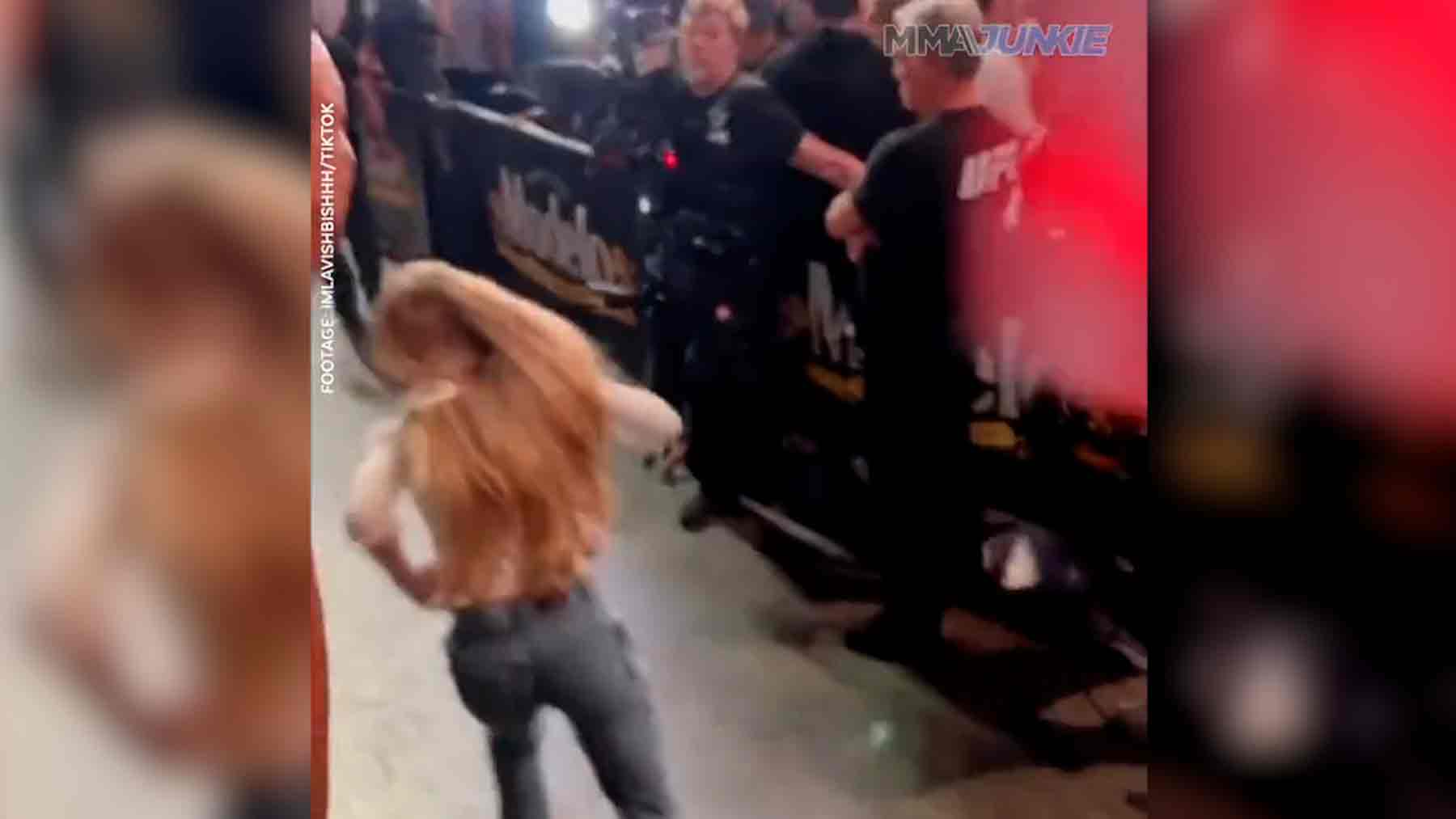 Una joven intenta invadir la jaula de la UFC y lo que ocurre impacta a todos: «¡Oh!»