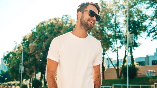 Hombre con gafas de sol y camiseta blanca