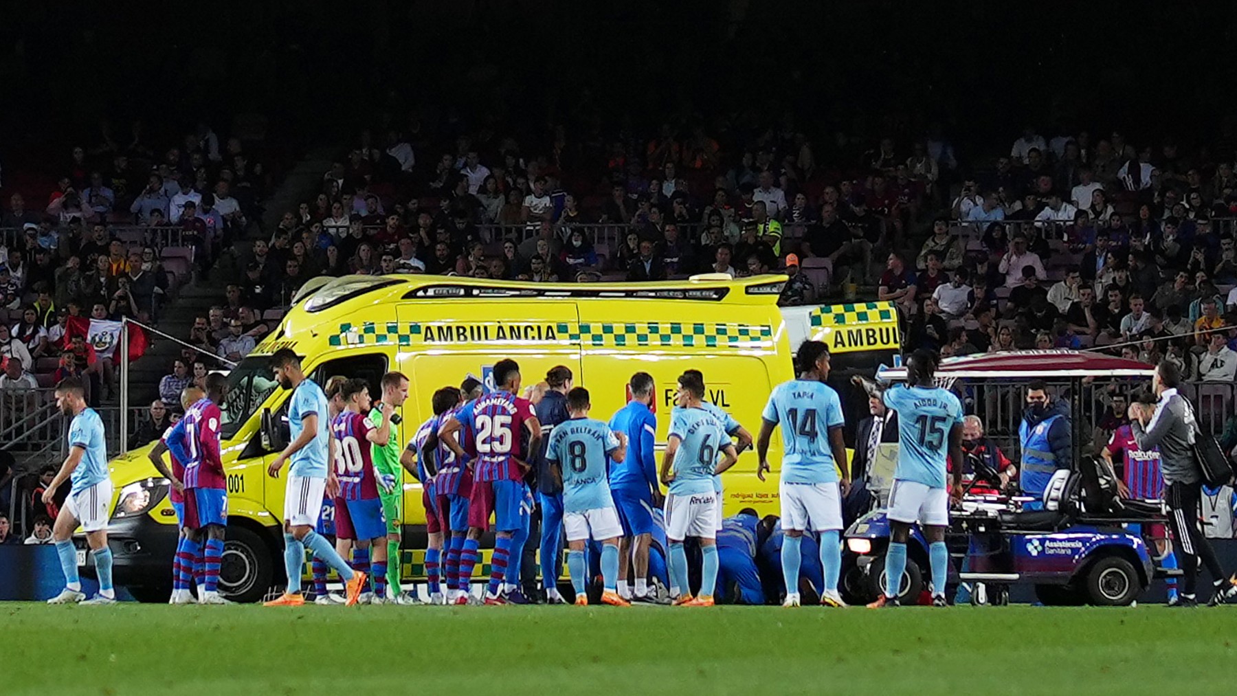 Ronald Araujo, retirado en ambulancia en el Camp Nou. (Getty)