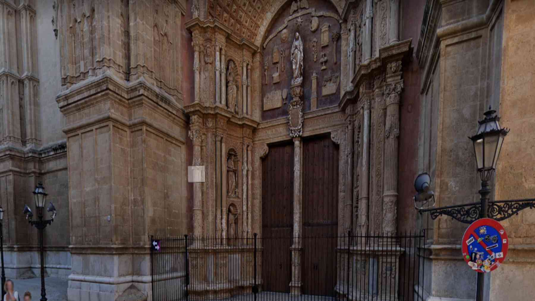 Imagen de la entrada principal a la Catedral de Palma.