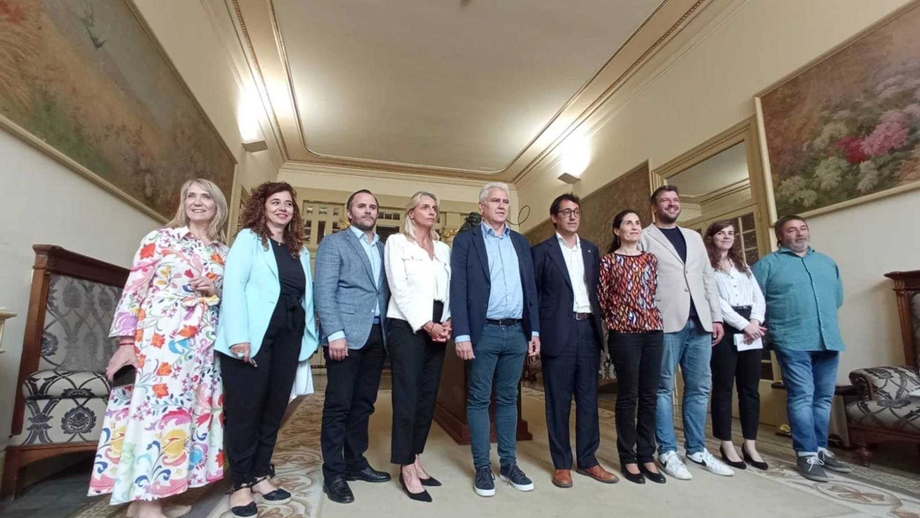 La presidenta de los hoteleros de Mallorca, María Frontera, con los representantes de Podemos, el PSOE, Més y el PI.