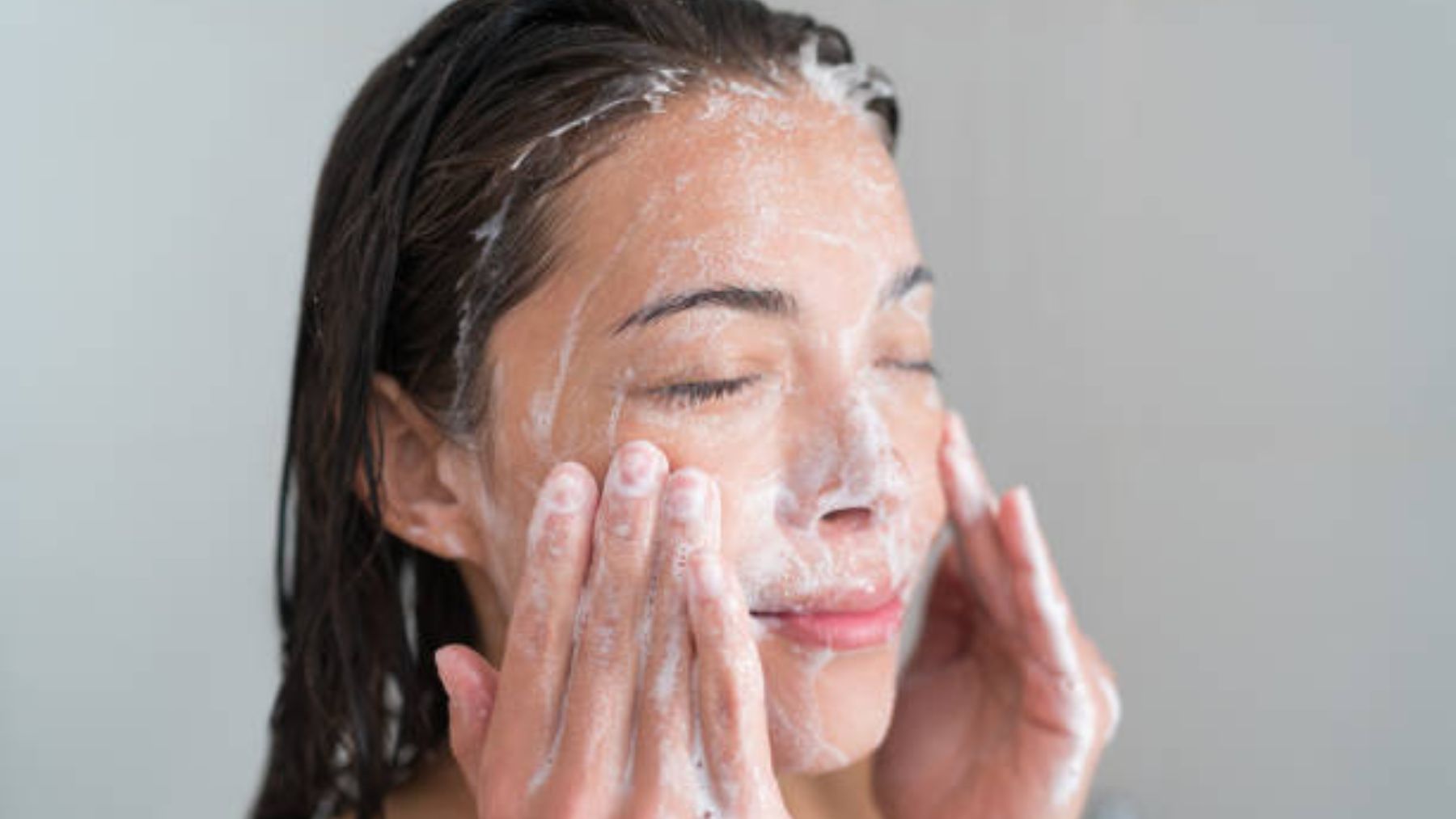 Cómo hacer la leche limpiadora para rejuvenecer