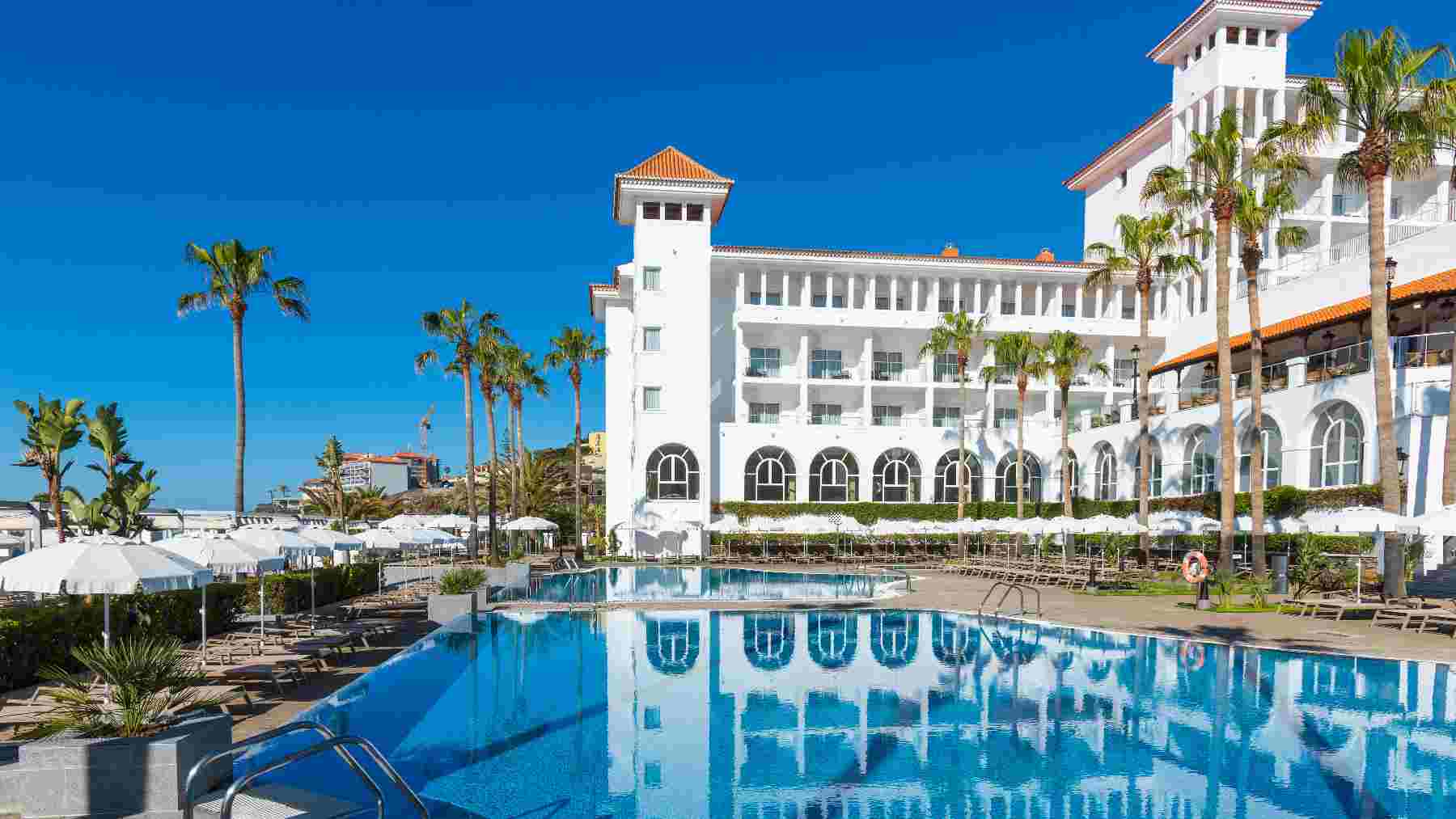 Zona de piscinas del renovado Riu Madeira. RIU