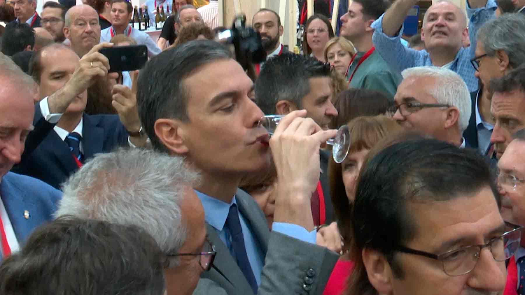 Sánchez bebe un vino en la Feria de Ciudad Real.