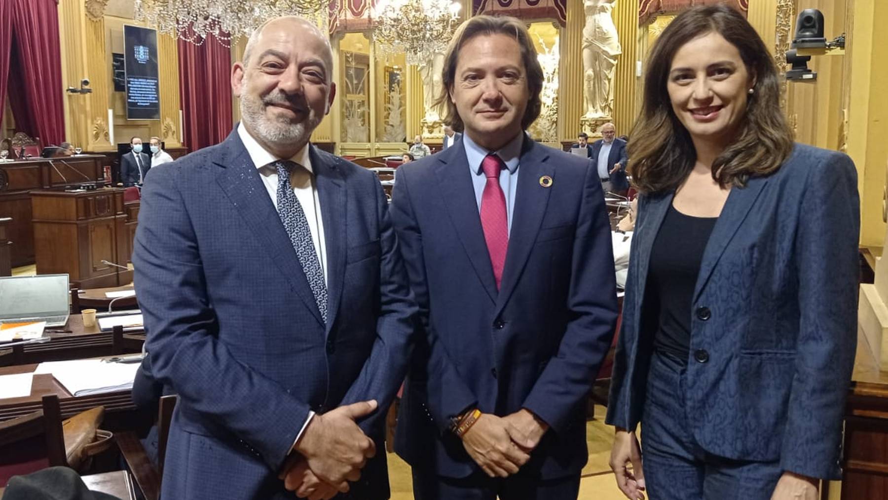 Los tres diputados de Vox en el Parlament: Sergio Rodríguez, Jorge Campos e Idoia Ribas.