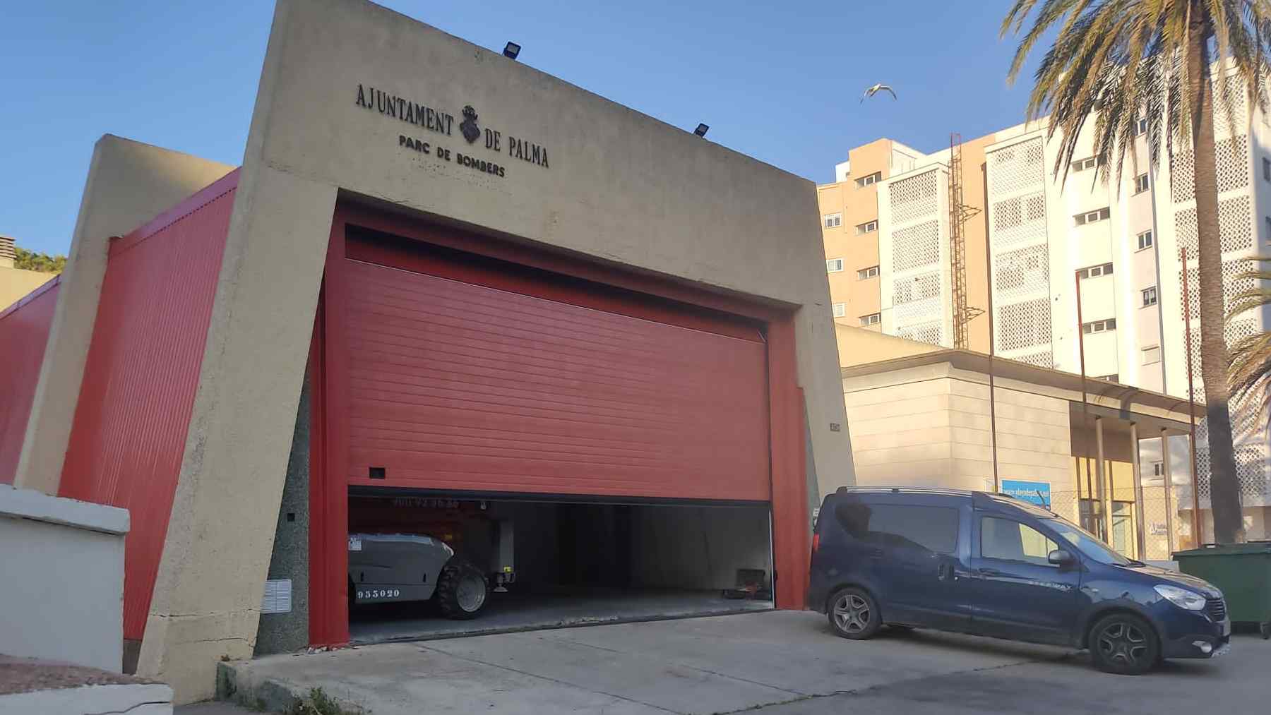 Imagen de la nueva puerta del Parque Auxiliar de Bomberos de Playa de Palma aún clausurado por obras.