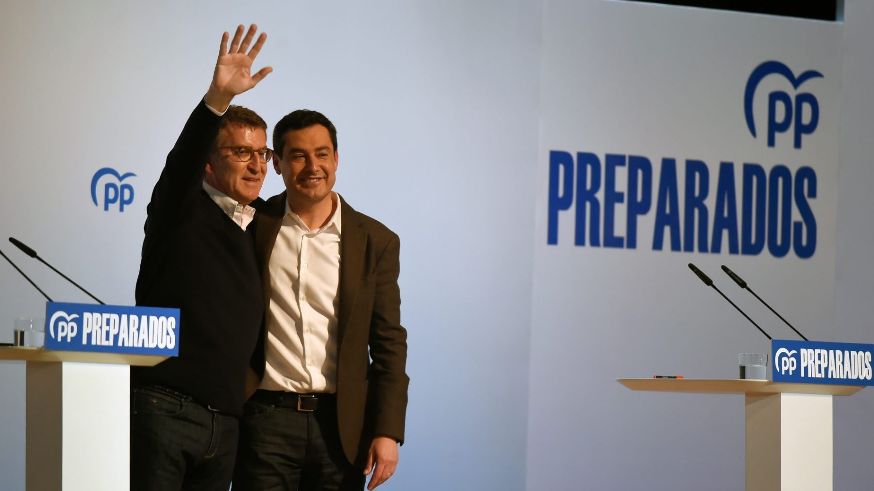 Alberto Núñez Feijóo y Juanma Moreno (ÁLEX ZEA / EUROPA PRESS).
