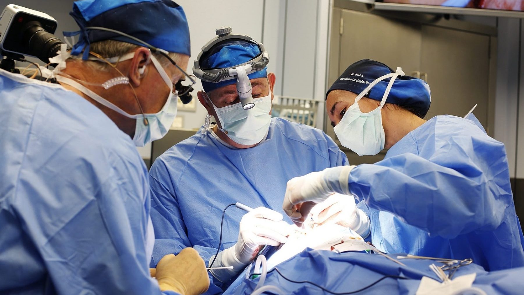 Un cirujano de Huelva se ‘olvida’ un trozo de pinza quirúrgica dentro de una paciente tras una operación.