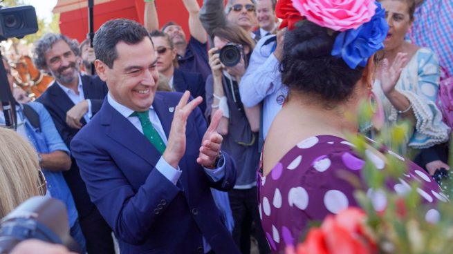 El presidente de la Junta de Andalucía, Juanma Moreno, en la Feria de Sevilla.