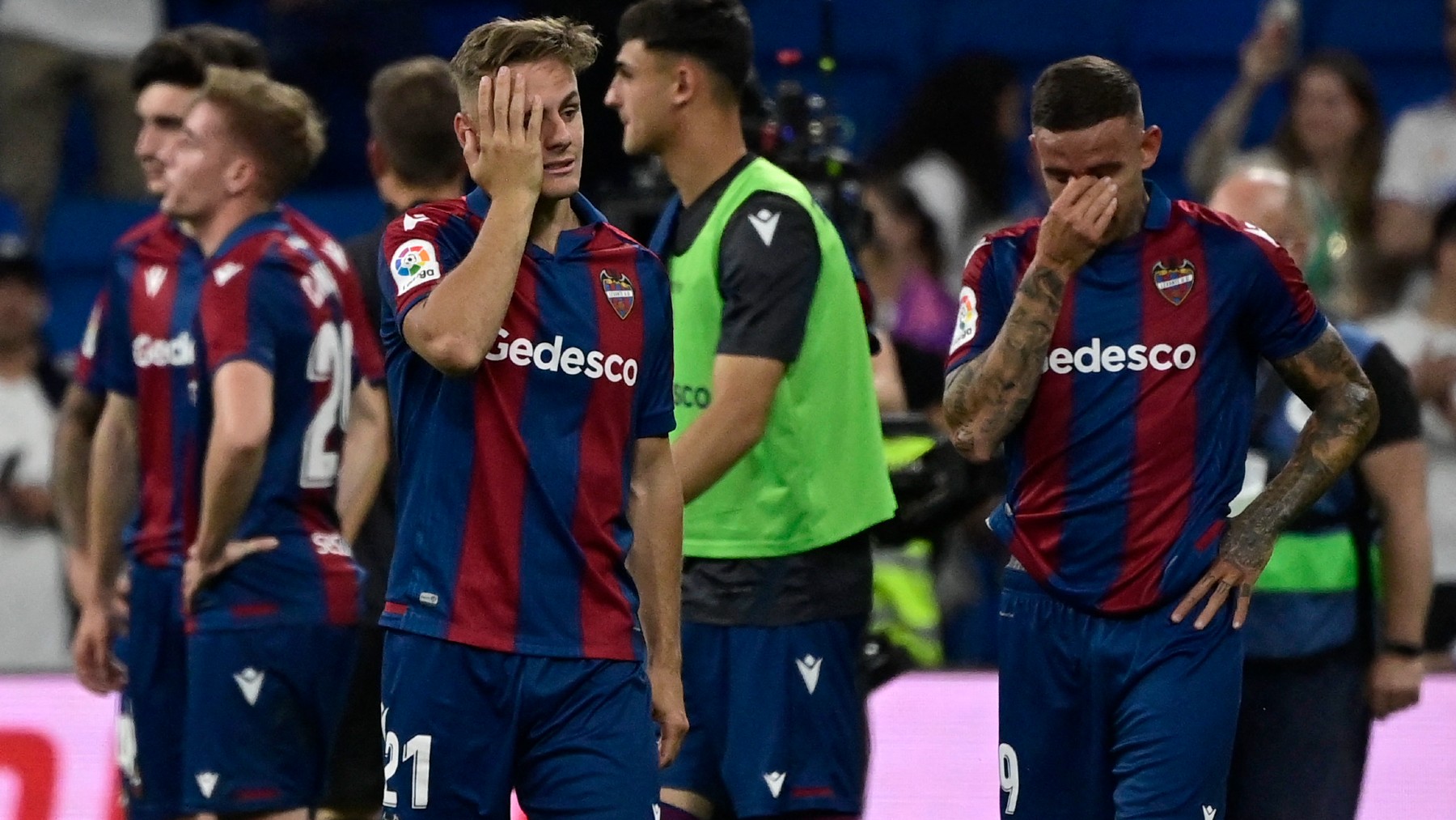 Los jugadores del Levante lamentan el descenso a Segunda. (AFP)