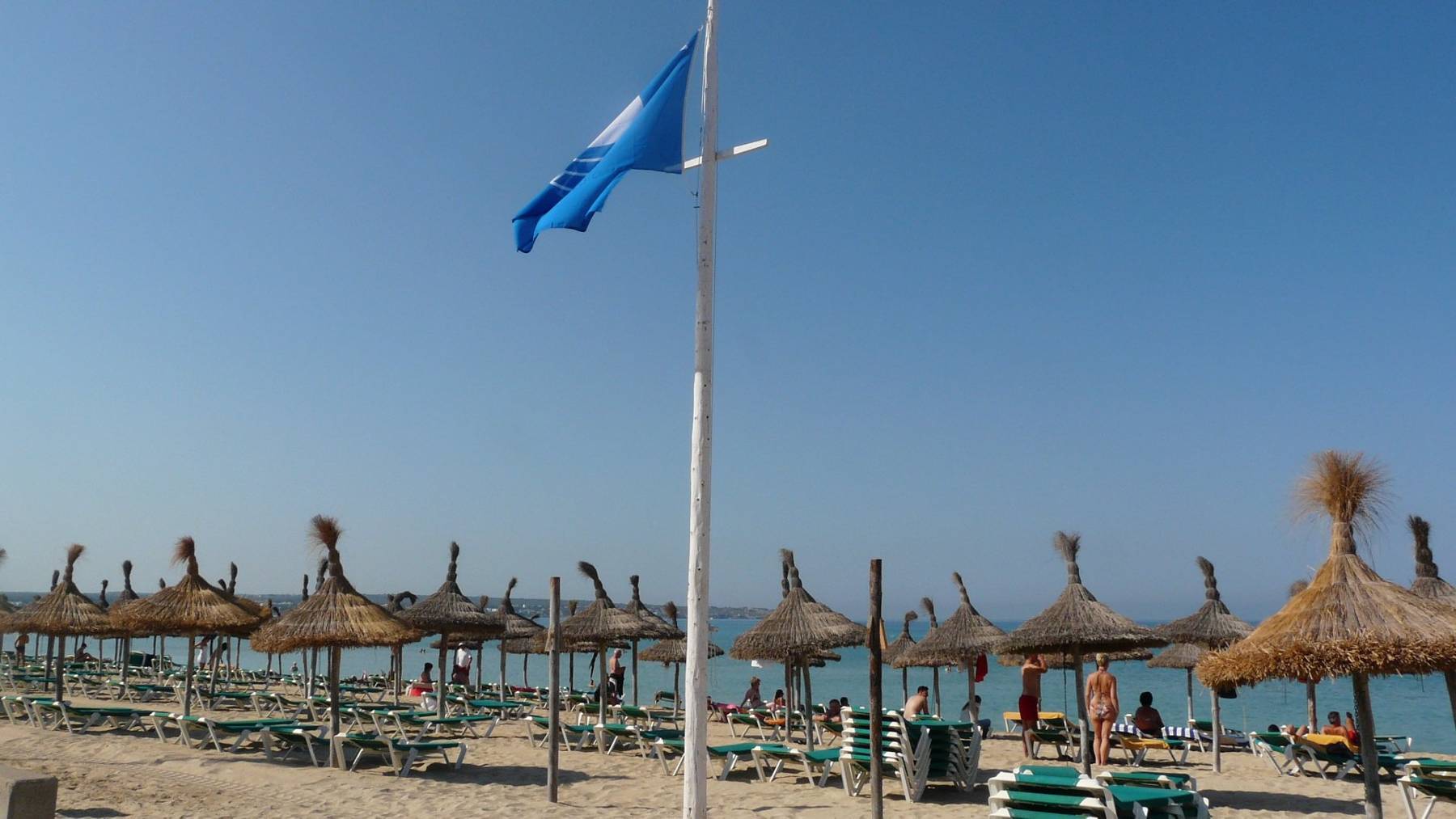 La Bandera Azul que lucía el verano pasado la Playa de Palma.