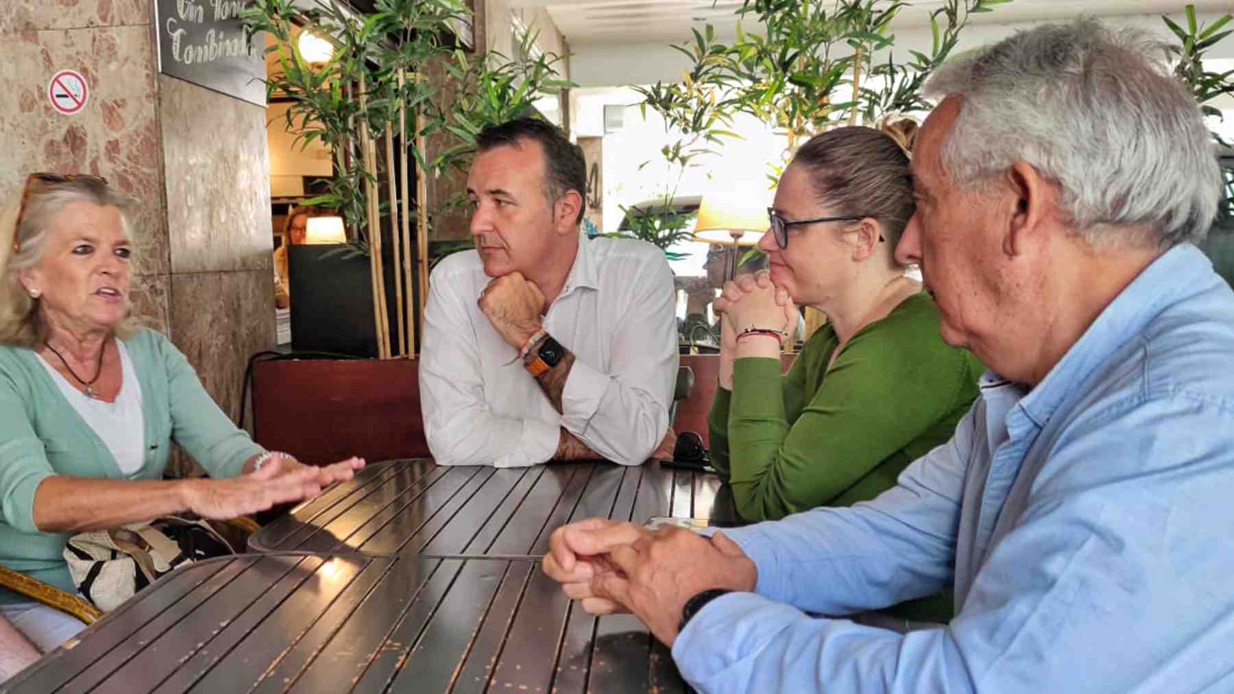 Reunión de vecinos y comerciantes de calle Bonaire de Palma con el concejal socialista de Movilidad, Francesc Dalmau.