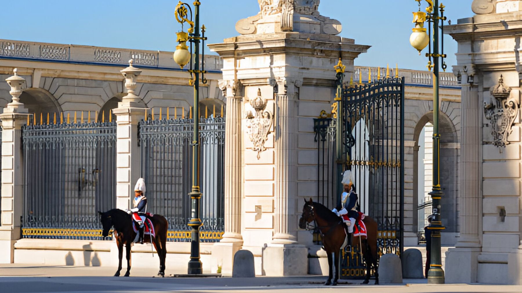 Guardias reales a caballo delante del Palacio Real.