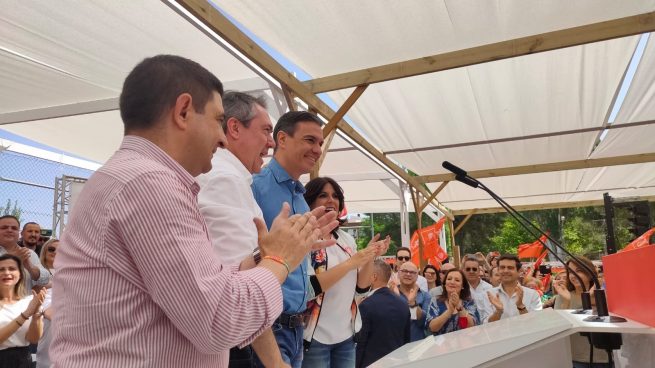 Pedro Sánchez y Juan Espadas en el acto público del PSOE en Torredelcampo.