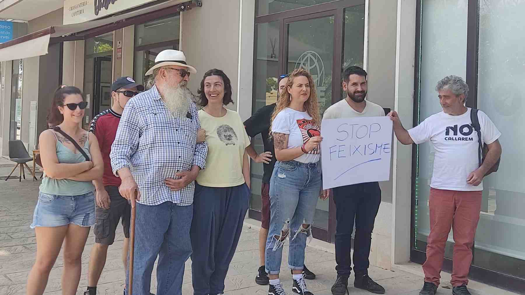Imagen de los siete manifestantes que acompañaron a Maria Llull en el acto de protesta contra Vox.