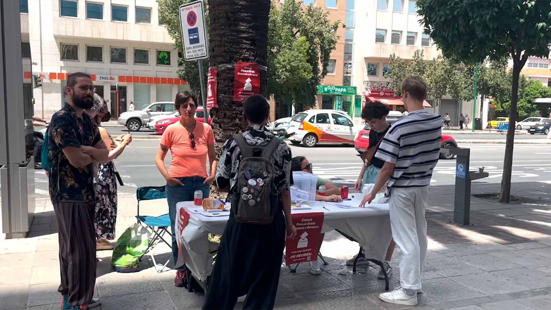 Ridículo total del referéndum fake en Sevilla: urnas vacías y hasta abandono de puestos.
