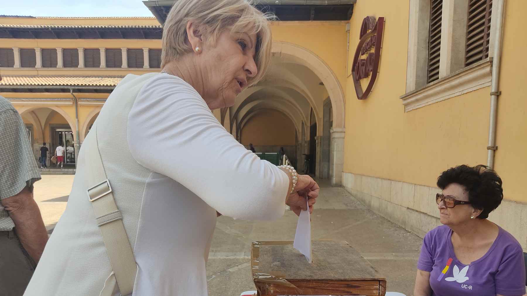 Una de las votantes en el referéndum ‘fake’ celebrado hoy en Baleares.