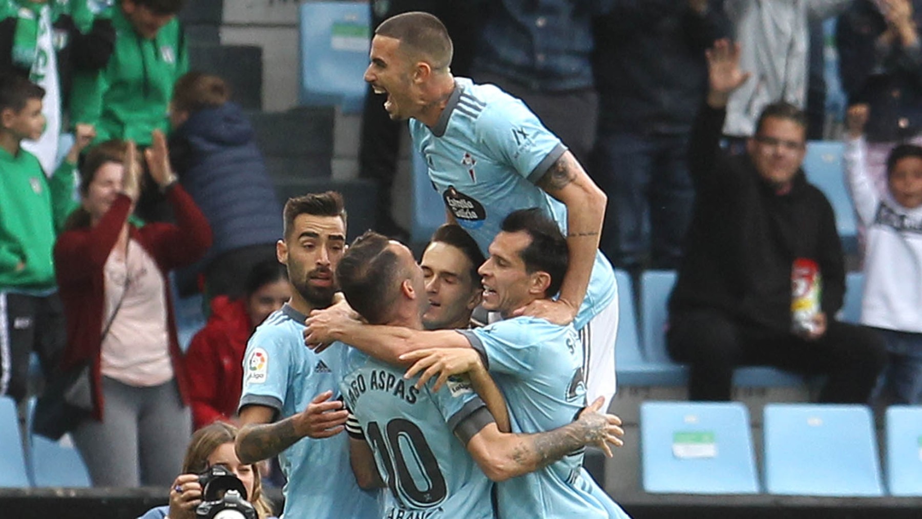 Los jugadores del Celta de Vigo celebran el gol de Denis Suárez. (EFE)