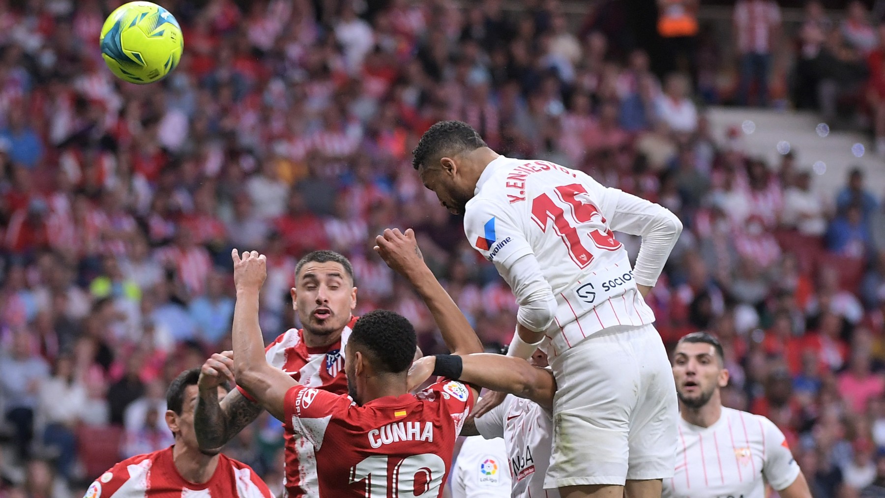 En-Nesyri cabecea un centro durante el Atlético-Sevilla. (AFP)