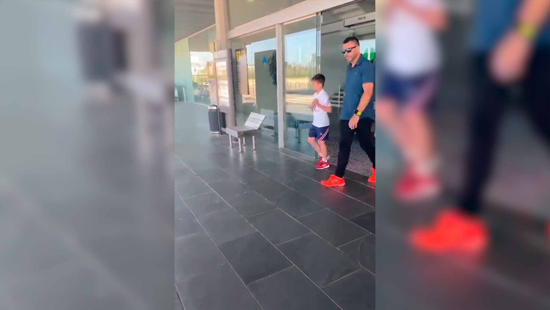 El polémico gesto del hijo de Leo Messi con el escudo del PSG a su llegada a Barcelona