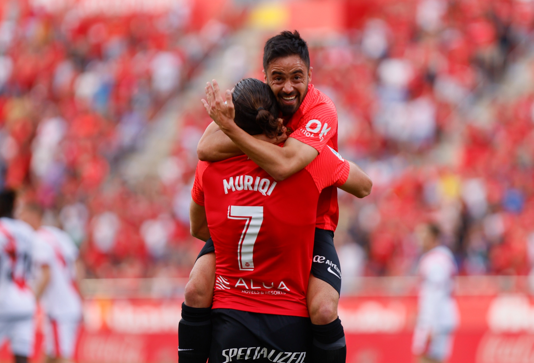 Jaume Costa y Muriqi se abrazan tras el 1-0